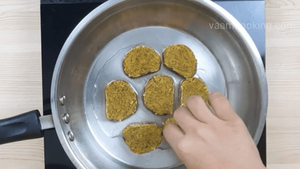 Palak-vadi-recipe-healthy-spinach-rolls-fry-type
