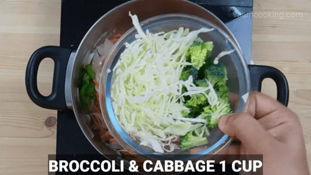 American-chop-suey-sauce-broccoli