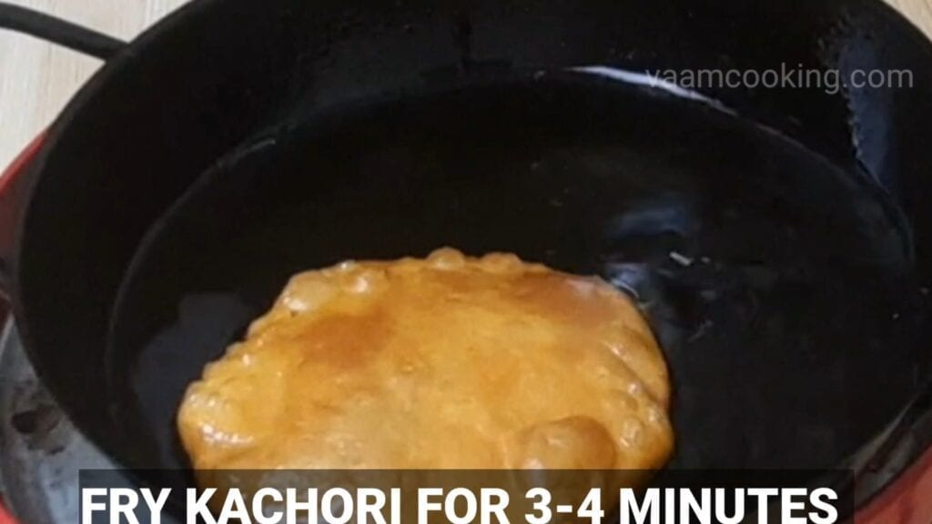 shegaon-kachori-recipe-fry-for-3-mins