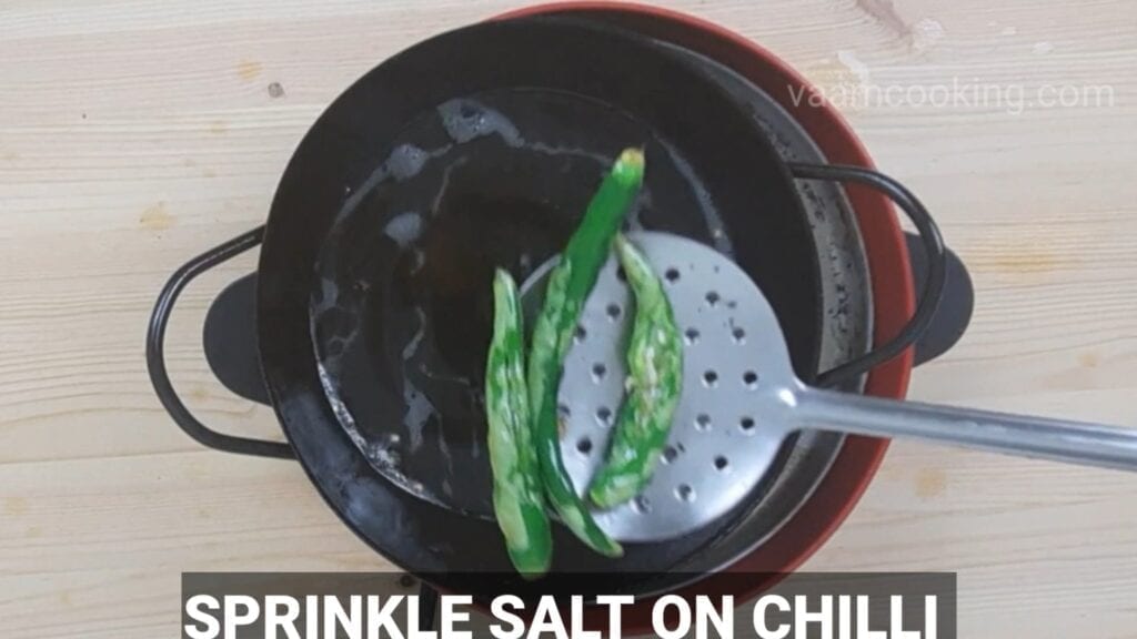 shegaon-kachori-recipe-sprinkle-salt-on-chili